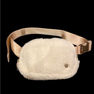 Wantable Fanny pack. Off-white Sherpa. Gold hardware. Rose gold/tan strap.
